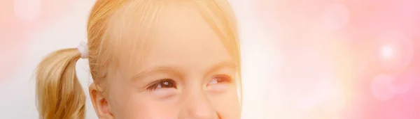 Alegre Criança Pequena Sorrindo Menina Loira Anos Parte Rosto Olhos — Fotografia de Stock
