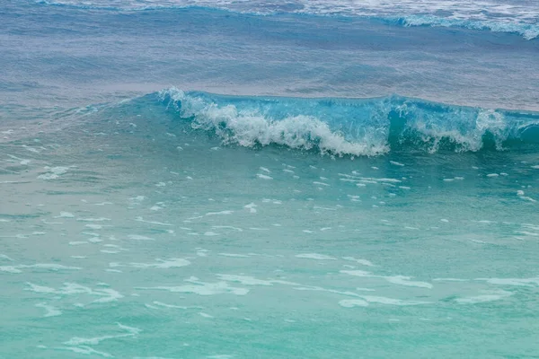 绿松石浪涌向岸边 美丽的热带海景 大海汹涌 概念水上运动 旅游热带地区 冲浪季节 危险的撕裂气流 设计师的背景 — 图库照片