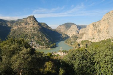 Toron Nehri 'ndeki baraj, Rezerv Dairesi del Guadalore, hidroelektrik santrali, su akışını kullanan kaynak, doğal dağ beldesi El Chorro geçidi, dağlar Endülüs, kavram ekolojisi, temiz enerji.