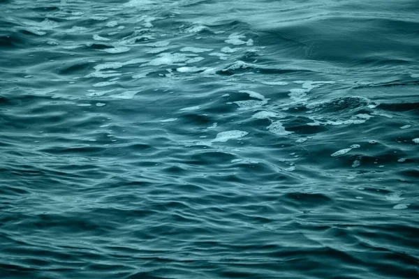 Ήρεμη Θάλασσα Ωκεάνια Κύματα Νερό Αφρό Και Φυσαλίδες Πράσινο Τυρκουάζ — Φωτογραφία Αρχείου
