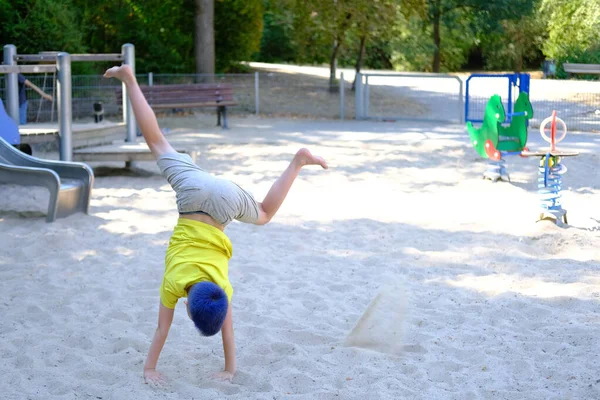 Child Boy Years Old Yellow Shirt Shorts Performs Barefoot Combination — Fotografia de Stock