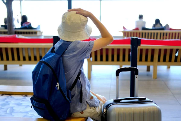 Дитина Залі Очікування Аеропорту Молодий Мандрівник Чекає Посадку Хлопчик Років — стокове фото