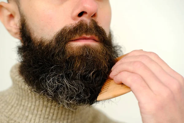 男性の顔のクローズアップ 若いひげと口ひげの男 と男25 30年は 彼の太いひげを組み合わせる ひげとひげの頑丈なケア製品の概念 顔の下部にヘアライン衛生 — ストック写真