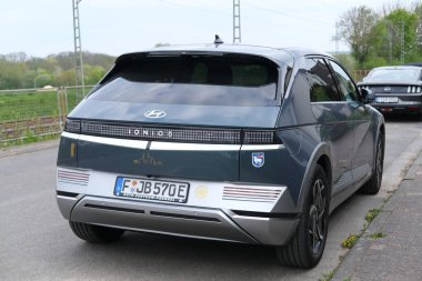 Mavi Hyundai IONIQ 5 açık havada, beş kapılı K2 sınıfı elektrikli geçiş, Hyundai Motor Company arabası tüm elektrikli E-GMP modüler platformu üzerine inşa edilmiş, alternatif enerji geliştirme, Frankfurt - Ekim 2022