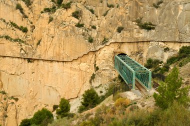 Popüler kaya tırmanışları, doğal dağ gezileri, rezerv gezisi, Caminito del Rey Tour Malaga 'dan demir köprü, Endülüs dağları manzarası, El Chorro vadisi, İspanya, ünlü bölge