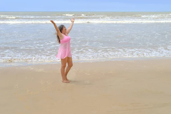 Woman Years Old Long Hair Pink Swimsuit Stands Barefoot Sandy — Stock Fotó
