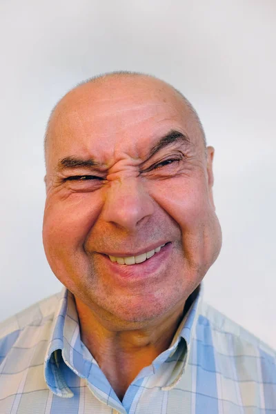 Közeli Vicces Arc Érett Karizmatikus Férfi Grimaszokkal Fájdalom Idősebb Éves — Stock Fotó