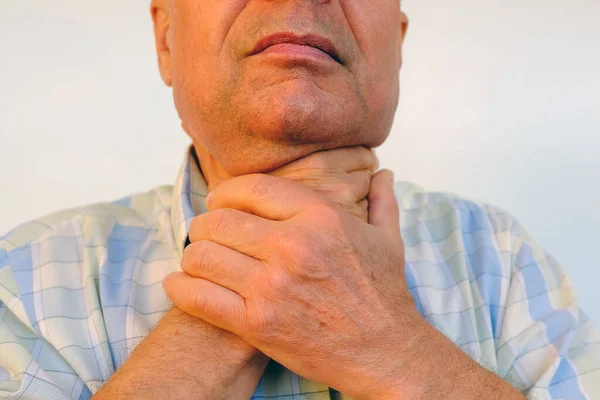 男性手在颈部的特写 成熟有魅力的男性持喉部 老年60岁生病 健康观念 甲状腺疾病诊断治疗概览 甲状腺炎症 — 图库照片