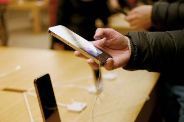 Almanya 'daki elma satış ofisinde yeni iPhone' u test eden müşteri, ürünler ve aksesuarlar modern perakende mağazaları sergi aletleri, örnekler, insanlar, alıcılar satın almaya geldi, Frankfurt - Aralık 2022