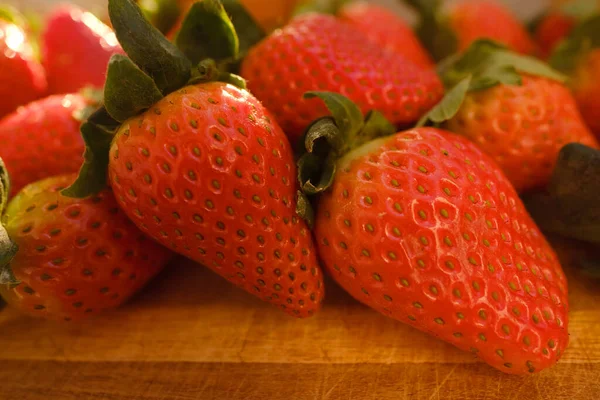 Appetitlich Reife Rote Frische Erdbeeren Fragaria Auf Holzbrett Beleuchtete Sonnenstrahlen — Stockfoto