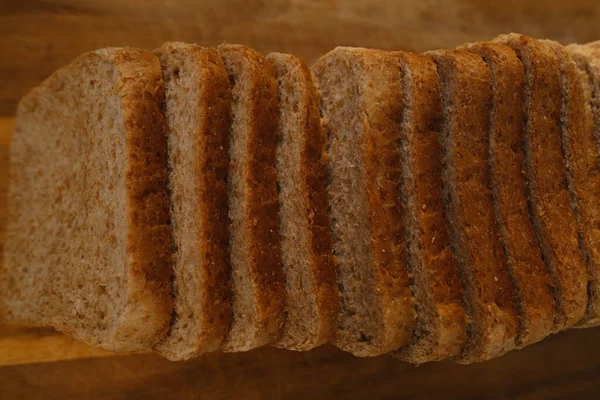 木の板の上で層にスライスブランと新鮮な全粒パンを食欲をそそるクローズアップトースト 多粒パンのトップビュー ベーカリーペストリー グルテン製品 健康食品 健康的な食事 — ストック写真