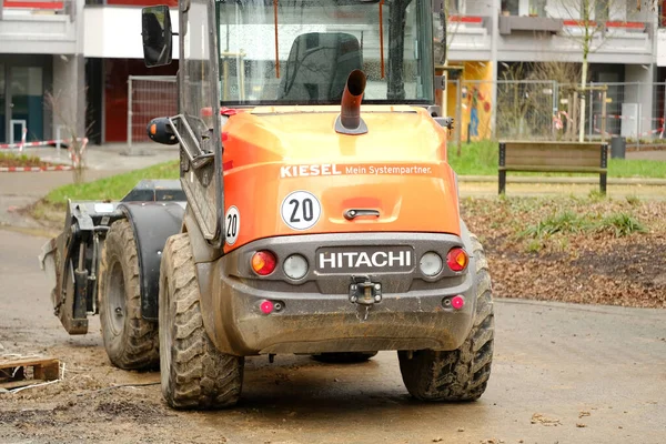 Tractor Hitachi Naranja Encuentra Frente Edificio Residencial Varios Pisos Concepto —  Fotos de Stock