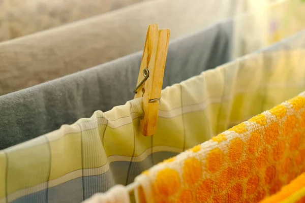 철사로 건조기에 세탁물을 말리는 레이스 속옷부드럽게 심도있는 들판에서 선택적으로 집중하는 — 스톡 사진