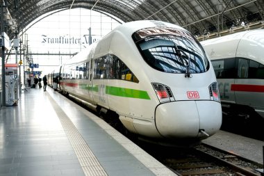 Yüksek hızlı ICE treni, Frankfurt am Main İstasyonu 'ndaki Deutsche Bahn buz koşucusu, bagajlı yolcular, sırt çantalı yolcular, Avrupa seyahati, yolcu alımları, Frankfurt - Mart 2023