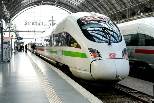 프랑크푸르트 승강장에 도이치 Deutsche Bahn Ice 여행객 프랑크푸르트 2023 — 스톡 사진