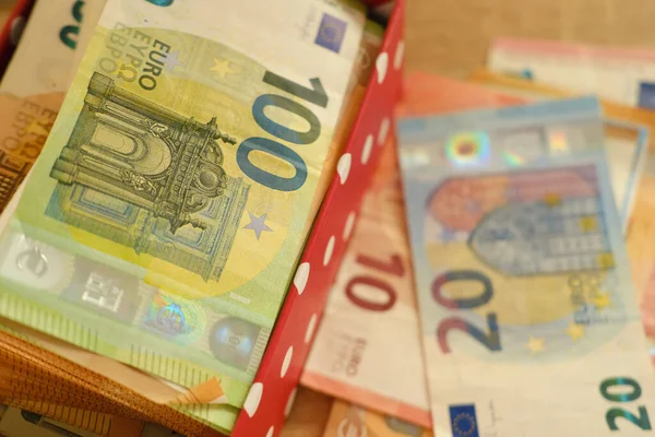 Zblízka Box Rodinnými Úsporami Hotovost Eurobankovek Stole Koncept Dárek Dovolenou — Stock fotografie