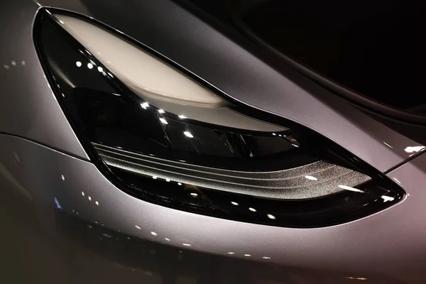 フロントビュー液体銀でテスラ車モデルYの高度なキセノンヘッドライト 水星シルバーメタリックカラー ショールームで人気の乗用車電気自動車 エロンムスク フランクフルト 2022年12月 — ストック写真