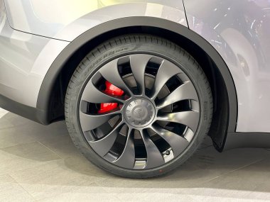 Tesla araba modeli Y tekerlek, Merkür Gümüş Metalik renkli sıvı gümüş, showroom 'da elektrikli araç, alternatif enerji geliştirme konsepti, Elon Musk şirketi, Frankfurt - Ocak 2023