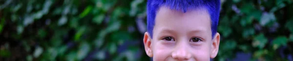 幸せなクールなトレンディーなファンキーなヒップスターの子供 男の子8から9年青い髪の笑顔を明るく 顔の上部 陽気な子供時代の概念 自己識別 ピアの群衆から目立つようにしたい — ストック写真