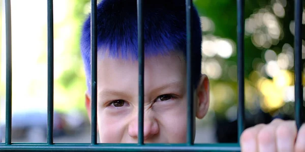 Zły Modny Funky Hipsterskie Dziecko Płotem Chłopiec Lat Niebieskimi Włosami — Zdjęcie stockowe