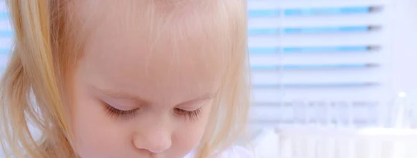 Małe Kapryśne Dziecko Wieku Lat Blondynka Obrażona Dziewczyna Pochyliła Głowę — Zdjęcie stockowe