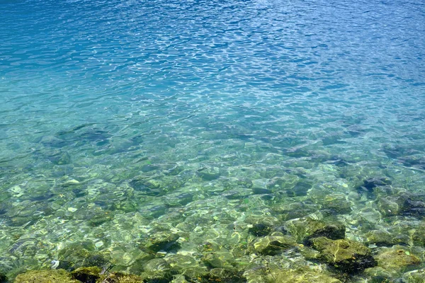 Mar Azul Ondas Oceânicas Água Com Bolhas Rochas Perto Costa — Fotografia de Stock