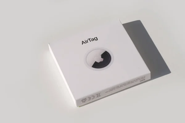 Apple Airtag Caixa Branca Com Rastreador Eletrônico Rastreador Transmite Sinal — Fotografia de Stock