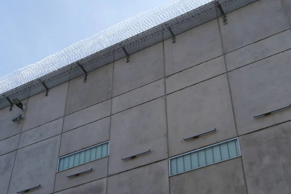 Πολλές Σειρές Συρματοπλέγματος Ψηλός Τσιμεντένιος Φράχτης Συρματόπλεγμα Στην Κορυφή Κτίριο — Φωτογραφία Αρχείου