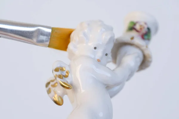 Restaurador Profesional Trabajo Figura Porcelana Blanca Candelabro Pequeño Cupido Amor —  Fotos de Stock