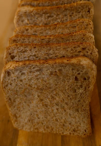 Close Toast Smakelijk Vers Volkorenbrood Met Zemelen Gesneden Lagen Houten — Stockfoto