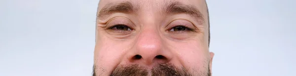 面白い男性の顔の一部を閉じます 若い普及髭と口ひげ男30歳の笑顔 人間の健康の概念 人生の意味についての反射 — ストック写真