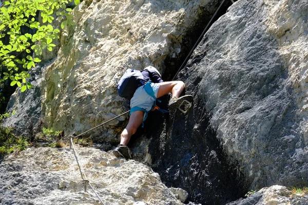 Mann Körpergeschirr Ist Lebensrettend Befestigt Haken Eisernen Halterungen Besteigt Felsen — Stockfoto