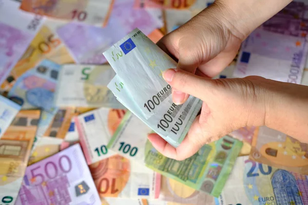 Primo Piano Mani Femminili Contare Carta 100 Banconote Euro Unione — Foto Stock