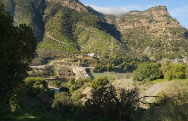 Toron Nehri 'ndeki baraj, Rezerv Dairesi del Guadalore, hidroelektrik santrali, su akışını kullanan kaynak, doğal dağ beldesi El Chorro geçidi, dağlar Endülüs, kavram ekolojisi, temiz enerji.