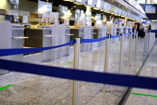 机场大堂 蓝色屏障带分隔登机柜台 供没有人乘坐的航班使用 漂亮的现代欧洲机场大厅 登机登记 飞机旅行概念 预先登记 — 图库照片