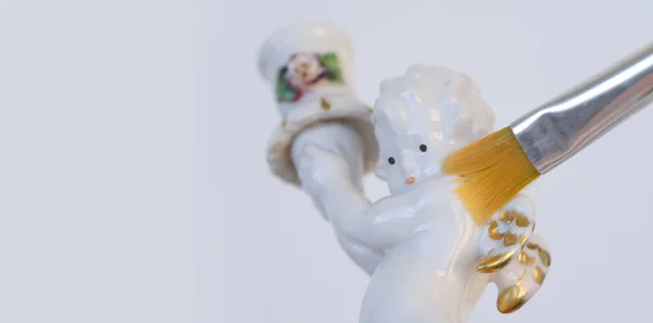 Professionell Restaurerare Arbete Vitt Porslin Staty Ljusstake Liten Cupid Love — Stockfoto