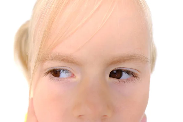 紧闭3岁幼儿的双眼 金发碧眼的女孩向侧面看 监视的概念 视力检查 眼科疾病的治疗 对家庭暴力的抱怨 — 图库照片