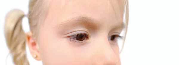 小さな子供の人間の目を閉じて3歳のブロンドの女の子側を探して監視の概念視力検査眼科疾患の治療国内暴力について不平を言う — ストック写真