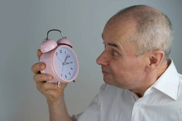 閉校成人男性高齢者60歳目覚まし時計を手に コンセプトの欠落時間 重要な会議を維持し 期限を過し 活動的なSeniorlife 高齢者の危機 全体的な活動の減少 — ストック写真