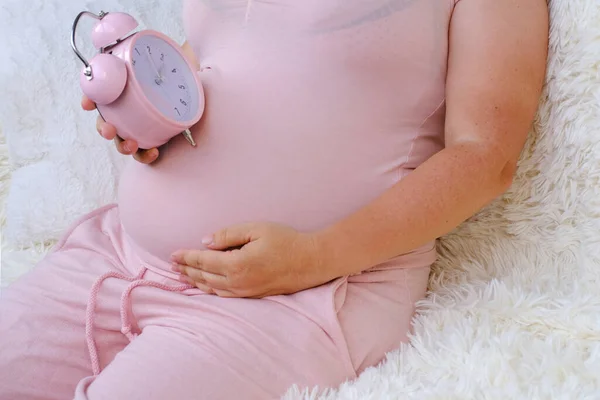 Middle Aged Pregnant Woman Holds Alarm Clock Her Belly Close — Fotografie, imagine de stoc