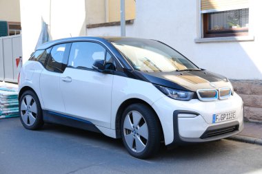 Beyaz, siyah kompakt şehir arabası i3, ilk seri üretim elektrikli araba Alman BMW, çevre etkisini en aza indiren konsept, elektrikli araç, alternatif enerji gelişimi, Frankfurt - Nisan 2023