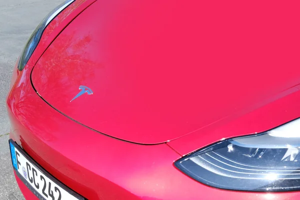 赤テスラ車モデルY通りの金属色 ヨーロッパの都市の電気自動車 高エネルギー円筒形のアキュムレータ 代替エネルギー開発 エロンムスク社 フランクフルト 2023年4月 — ストック写真