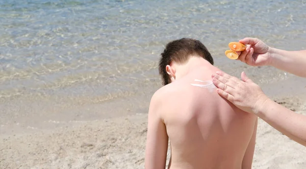 Ребенок Мальчик Лет Стоит Берегу Моря Принимает Солнечные Ванны Кожа — стоковое фото