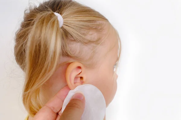耳小患者 3岁女童 部分面部轮廓特写 刺耳概念 听力控制 中耳炎症 中耳炎介质 眼科诊断和治疗 — 图库照片