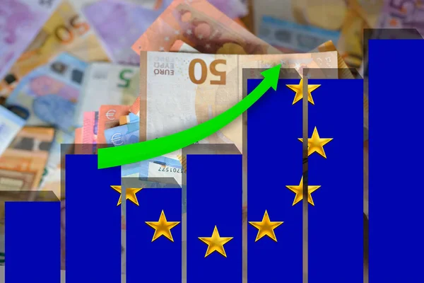 纸制欧元钞票 图层背景的欧洲联盟旗帜 概念储蓄 稳定的本国货币 货币进步 生产和商业活动的增长 — 图库照片