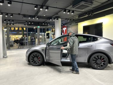 Stüdyoda Merkür Gümüş Metalik Renkli Tesla modeli Y, showroom 'da elektrikli araç, alternatif enerji geliştirme konsepti, Elon Musk şirketi, Frankfurt - Ocak 2023