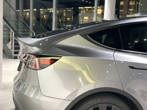 テスラ車モデルの一部として液体銀の水銀銀金属色でスタジオ ショールームの電気自動車 代替エネルギー開発コンセプト エロンムスク社 フランクフルト 2023年1月 — ストック写真