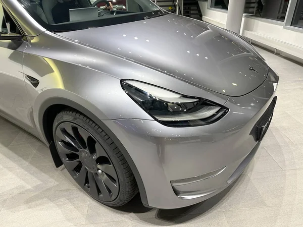 Stüdyoda Merkür Gümüş Metalik Renkli Tesla Modeli Showroom Elektrikli Araç — Stok fotoğraf