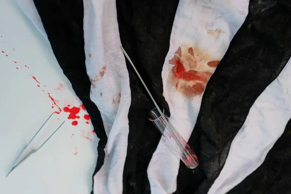 Beyaz Masaya Taze Kan Sıçraması Olay Yerindeki Doku Lekeleri Kan — Stok fotoğraf