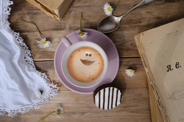 Cangkir Dengan Kopi Cappuccino Dan Busa Dalam Bentuk Senyum Meja — Stok Foto
